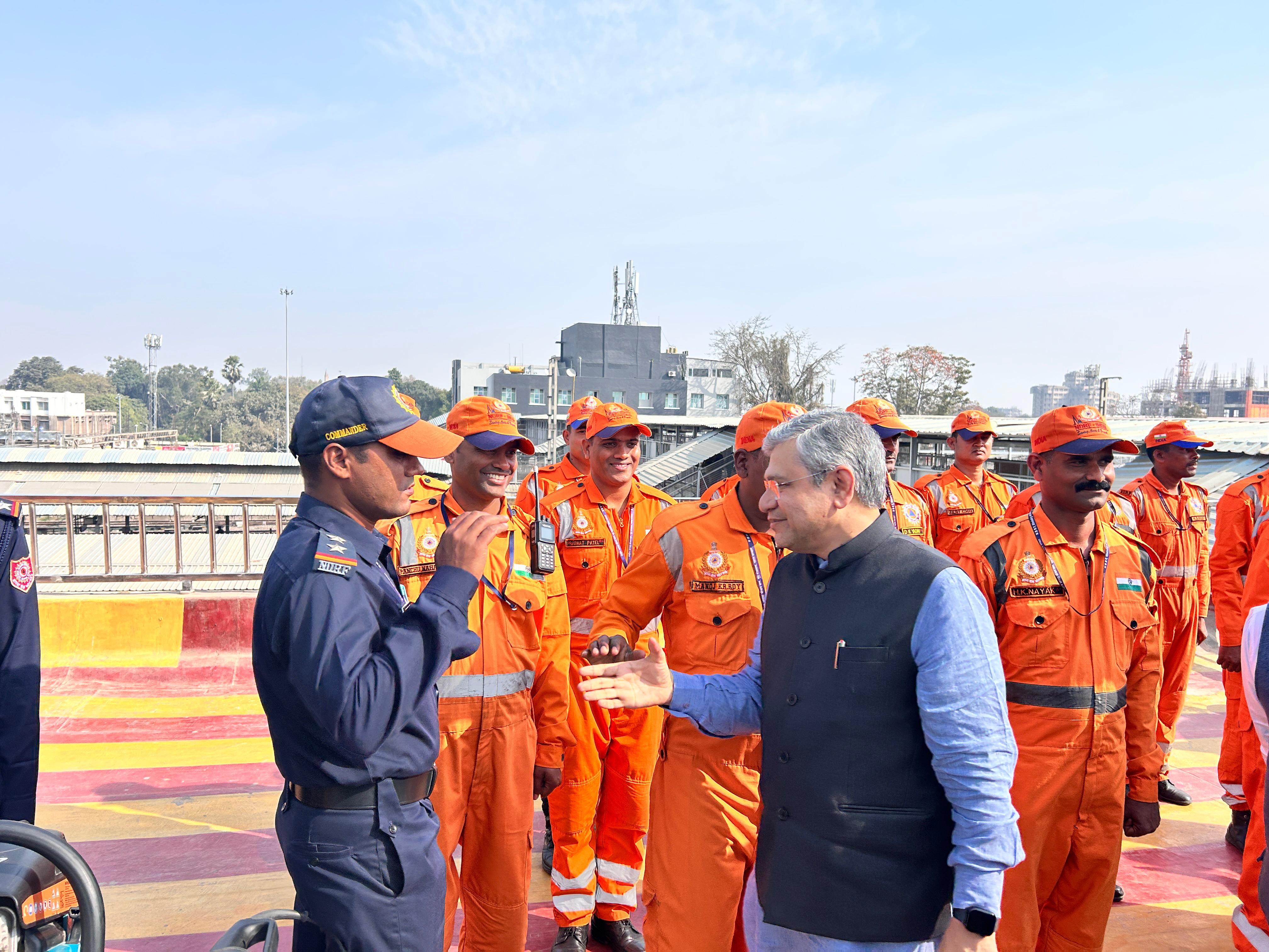 mahakumbh-railway-minister-praises-exceptional-efforts-of-rail-karmayogi-at-prayagraj