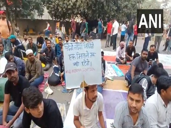 prayagraj-protest-continues-outside-uppsc-office-no-agreement-reached