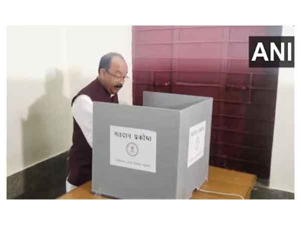 chhattisgarh-deputy-cm-arun-sao-casts-vote-in-bilaspur-for-urban-body-elections