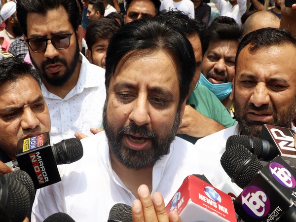 aaps-amanatullah-khan-booked-for-manhandling-threatening-police-absconding