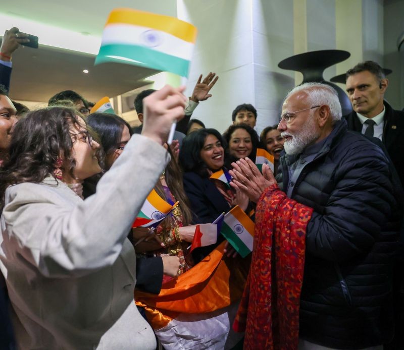 indian-diaspora-in-marseille-welcomes-pm-modi-with-enthusiasm