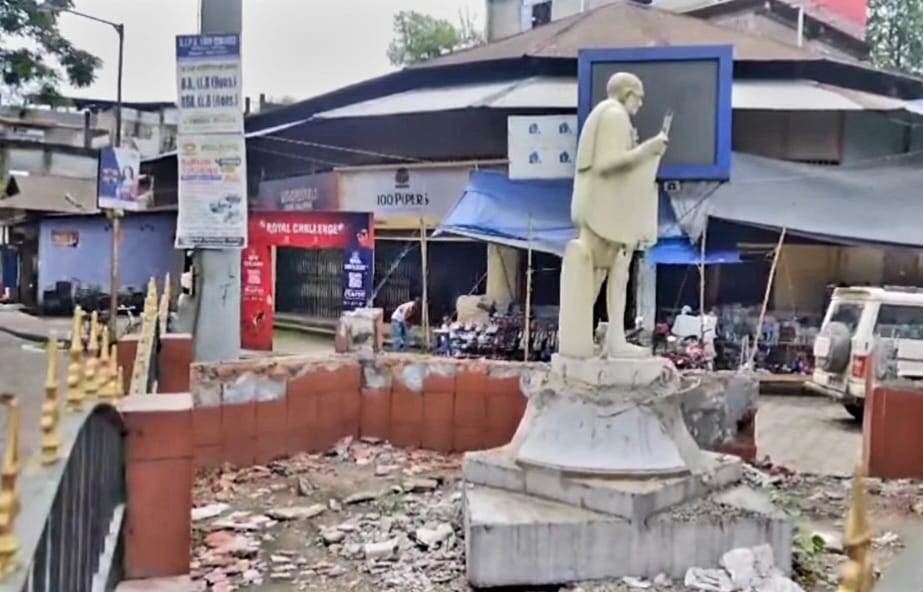 removal-of-gandhi’s-statue-sparks-protests-in-assam’s-tinsukia