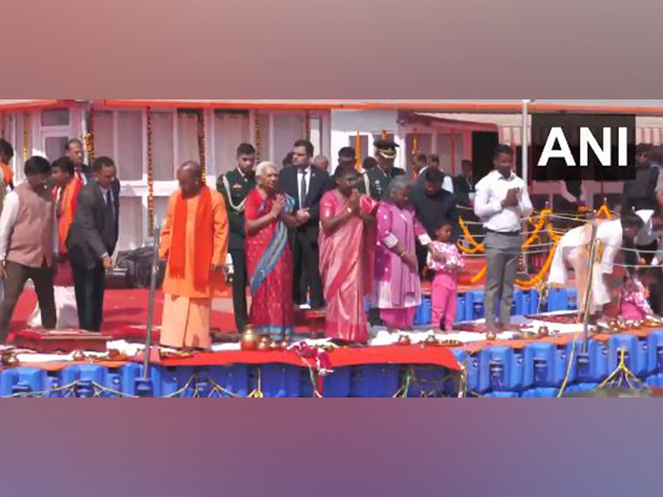 president-murmu-offers-prayers-performs-ganga-aarti-at-triveni-sangam-during-mahakumbh