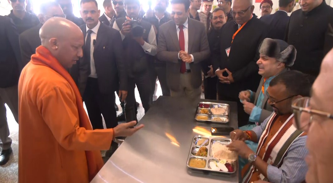 up-cm-yogi-inaugurates-special-kitchen-for-poor-indulges-in-sewa