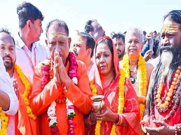 chhattisgarh-cm-vishnu-deo-sai-takes-holy-dip-in-triveni-sangam-congratulates-yogi-govt-for-mahakumbh-arrangements