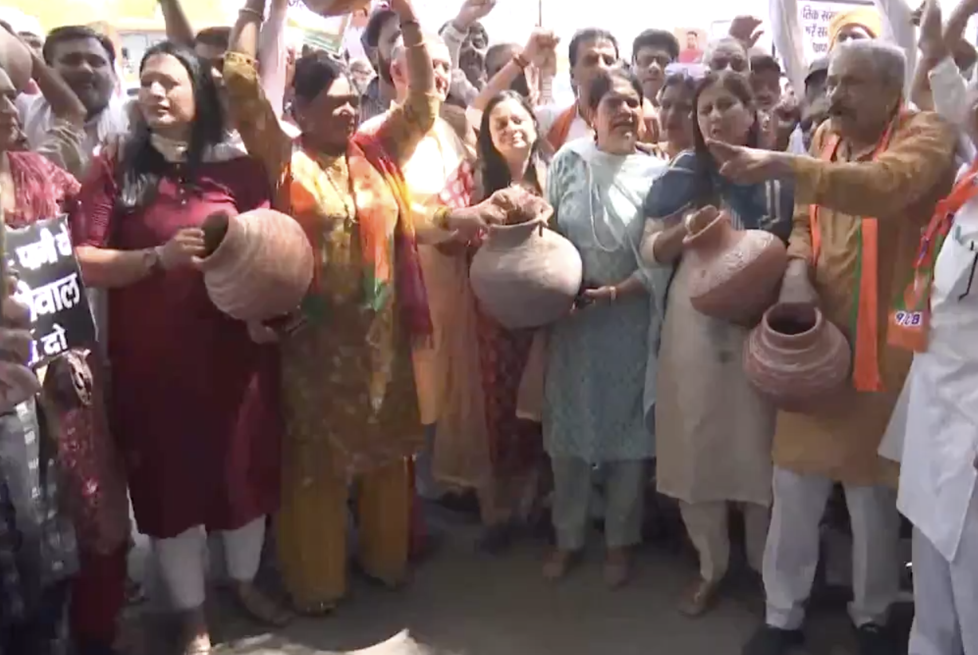delhi-water-crisis-bjp-holds-matka-phod-protest