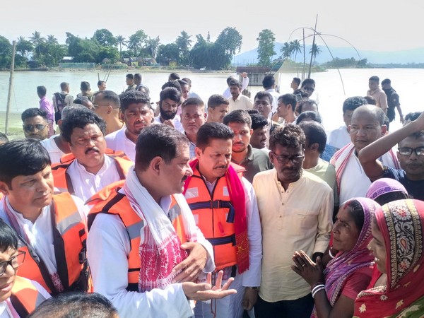assam-aicc-apcc-team-visit-flood-hit-morigaon-to-meet-victims
