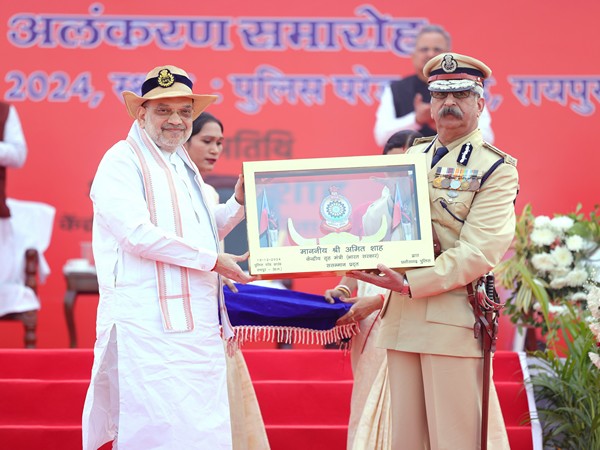 home-minister-amit-shah-presents-presidents-colours-award-to-chhattisgarh-police