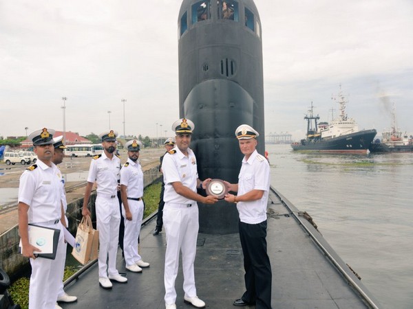 russian-submarine-ufa-docks-in-kochi-for-business-call