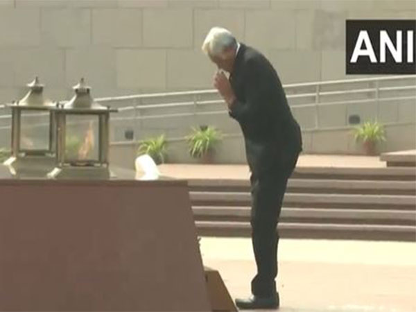 singapores-defence-minister-dr-ng-eng-hen-lays-wreath-at-national-war-memorial