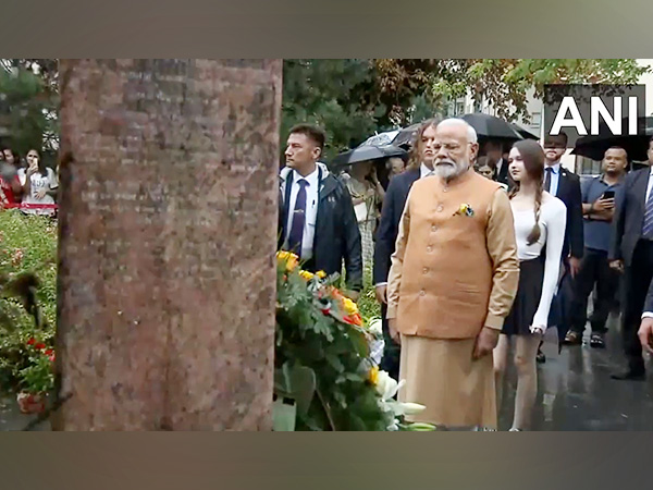 pm-modi-lays-wreath-at-jam-saheb-of-nawanagar-memorial-in-warsaw