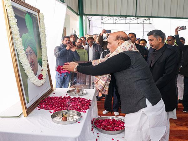 defence-minister-rajnath-singh-pays-tribute-to-former-haryana-cm-chaudhary-om-prakash-chautala