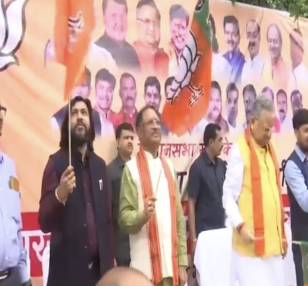 chhattisgarh-cm-vishnu-deo-sai-flags-off-buses-ferrying-bjp-workers-to-panchteerth-journey