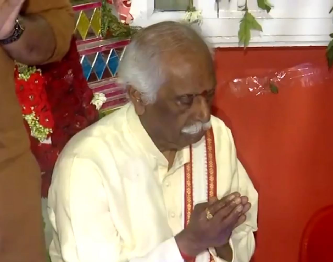 haryana-governor-bandaru-dattatreya-offers-prayers-at-lord-shiva-temple-in-panchkula-on-maha-shivaratri