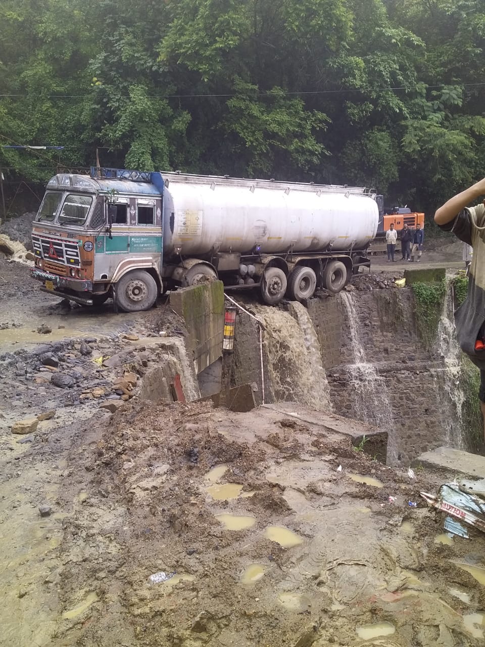 another-tanker-gets-snagged-at-nh-2-in-kohimas-lerie-