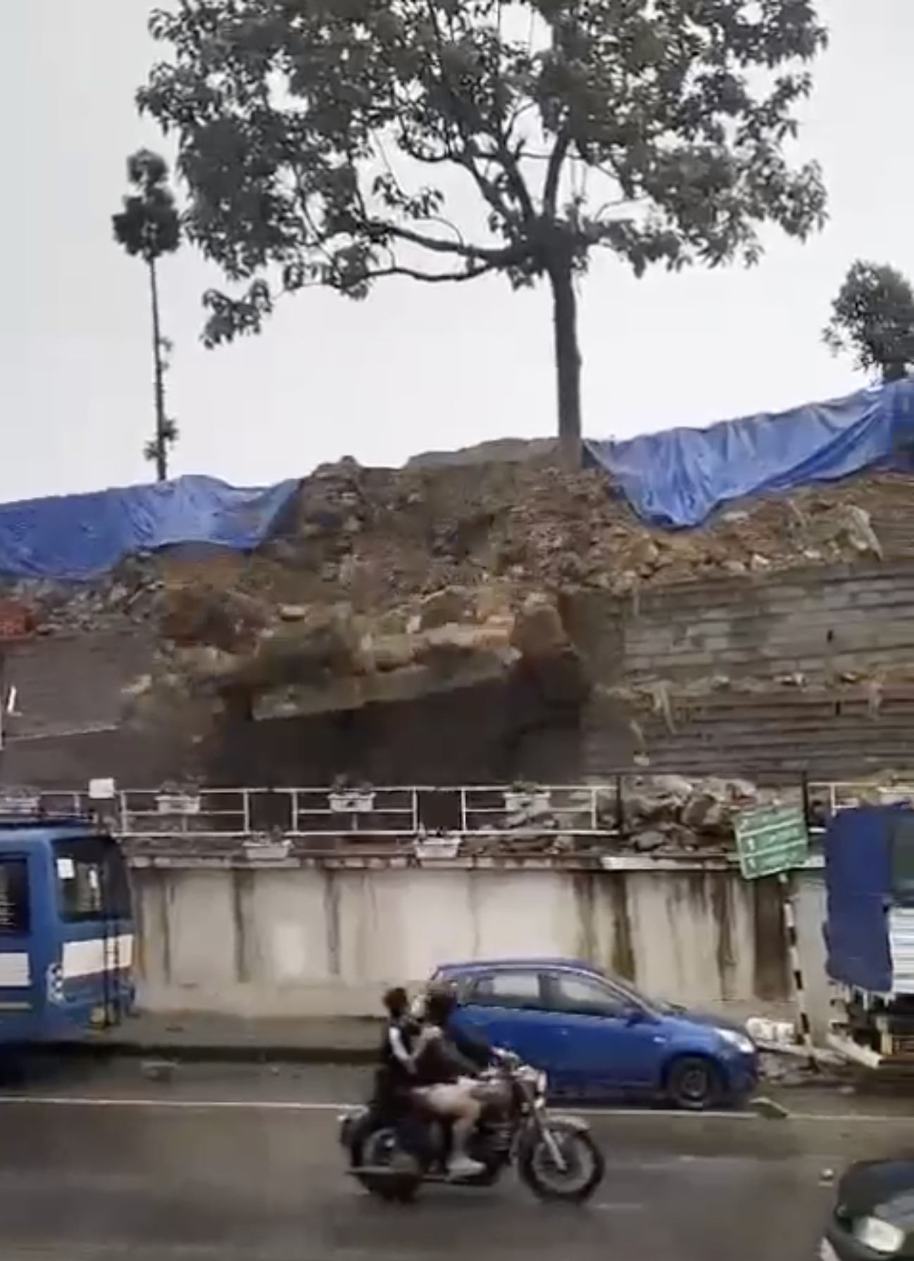 Wall below Eco Park in Kohima collapses, narrowly missing vehicles 