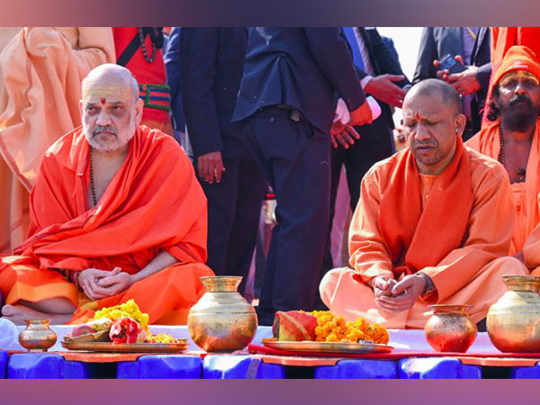 prayagraj-home-minister-amit-shah-cm-yogi-take-holy-dip-in-sangam-amidst-chanting-of-mantras