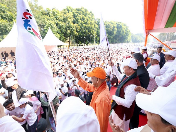 uttar-pradesh-cm-yogi-adityanath-flags-off-run-for-cooperative-marathon-in-lucknow