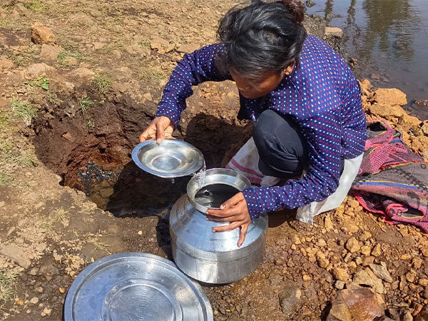 maharashtra-locals-in-amravati-districts-village-forced-to-drink-dirty-water