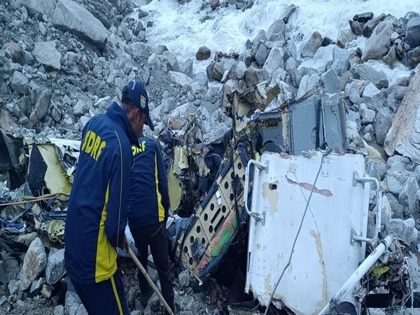 helicopter-being-airlifted-by-mi-17-chopper-crashes-in-kedarnath