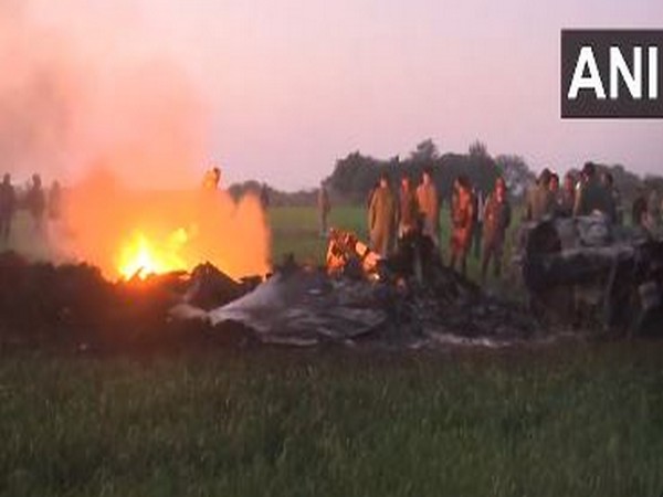 mirage-catches-fire-mid-air-pilots-land-safely-with-parachutes