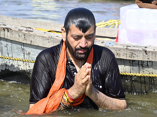 haryana-cm-nayab-singh-saini-takes-holy-dip-at-triveni-sangam