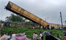 Eight dead after freight train collides with Kanchanjungha Express in Siliguri; dea..