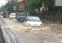 Heavy rainfall batters Guwahati, normal life disrupted